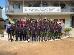 Leerlingen in Gambia blij met oude schoolshirts Wolfsbos