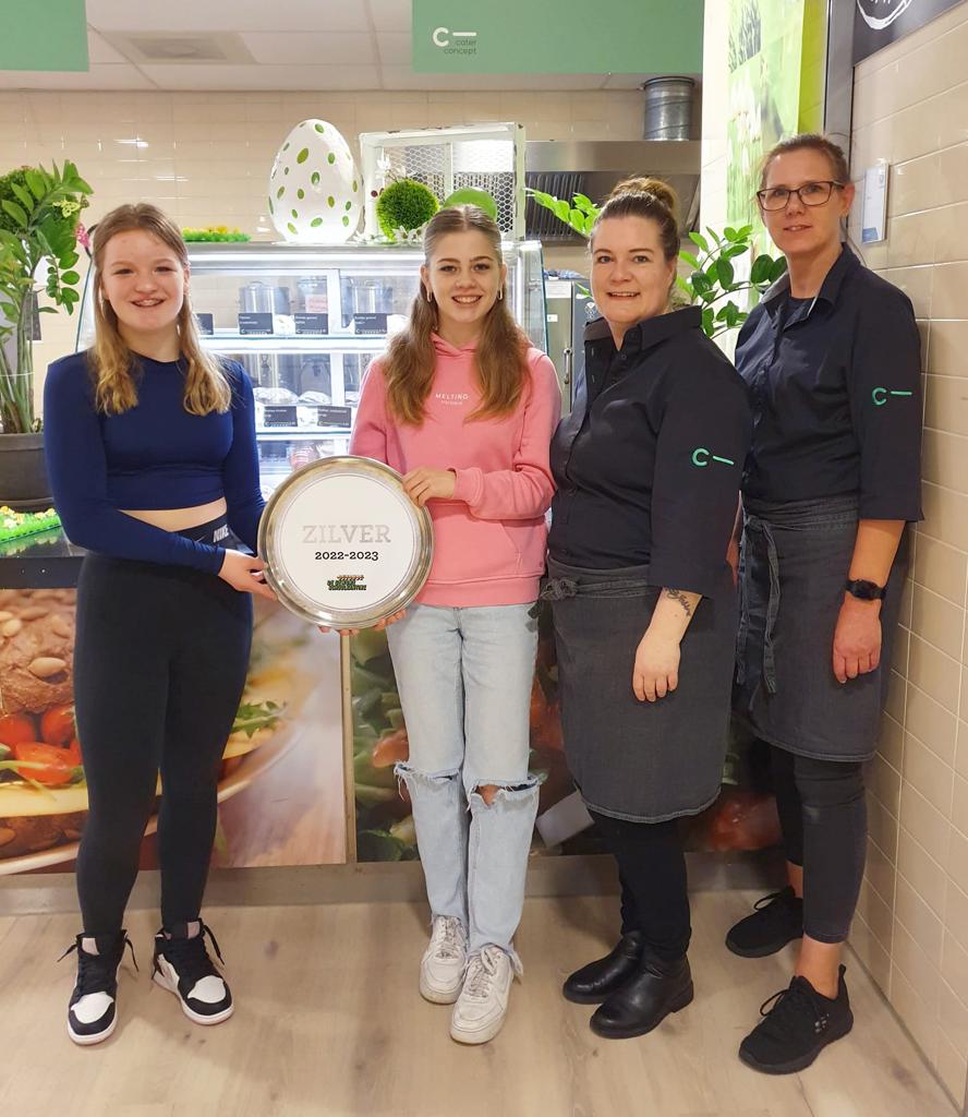 Wolfsbos ontvangt zilveren schoolkantine schaal Wolfsbos ontvangt zilveren schoolkantine schaal