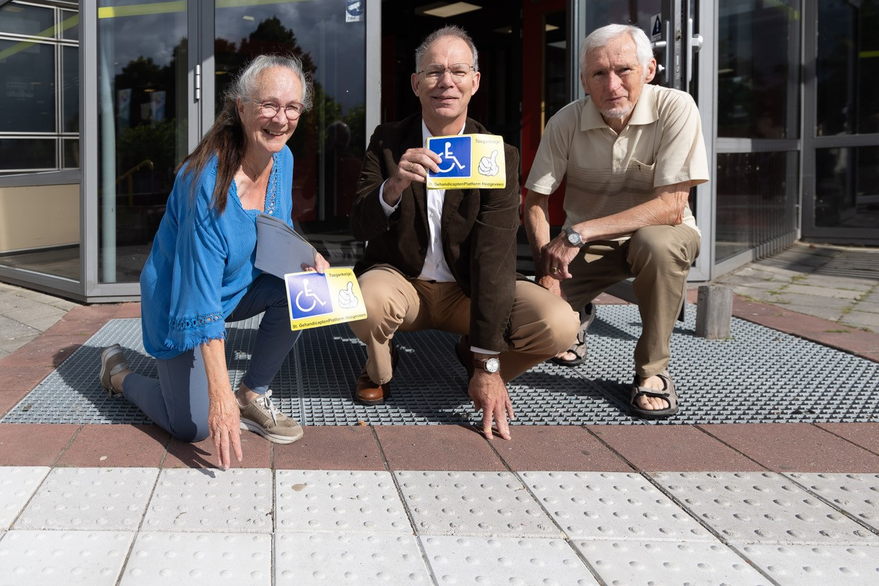 Gehandicaptenplatform reikt toegankelijkheidsstickers uit aan Wolfsbos Gehandicaptenplatform reikt toegankelijkheidsstickers uit aan Wolfsbos