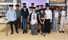 Wolfsbos prijst leerlingen om inzet tijdens diploma-uitreiking Cambridge English 